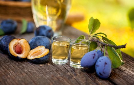 Polițiștii de frontieră din Constanța au descoperit 7.000 de litri de țuică și o instalaţie ilegală de producere a alcoolului