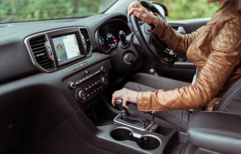 Mașinile cu volanul pe partea dreaptă ar putea fi interzise pe drumurile publice din România