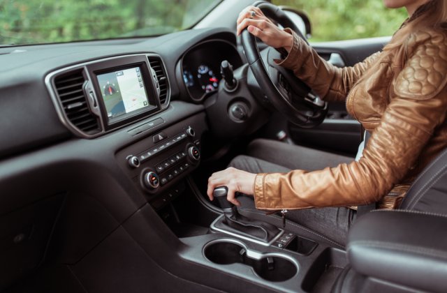 Mașinile cu volanul pe partea dreaptă ar putea fi interzise pe drumurile publice din România