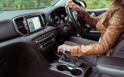 Mașinile cu volanul pe partea...