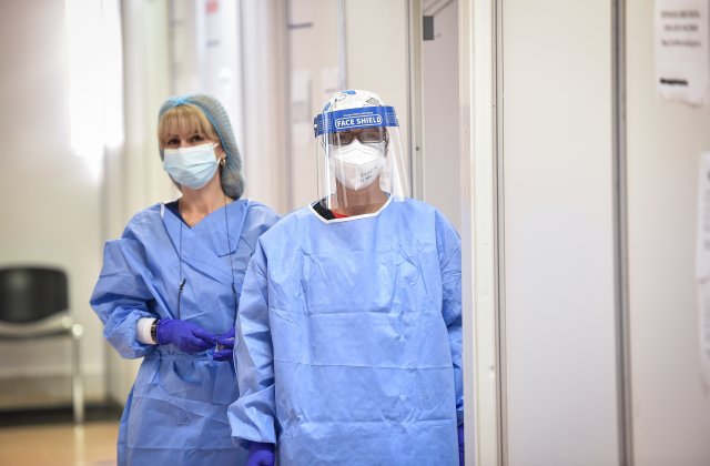 Elevă din Cluj, vaccinată accidental cu un ser aprobat pentru cei peste 18 ani. Cum își explică rudele fetei confuzia  