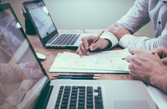 Cum pot managerii să iasă &icirc;n evidență prin respectarea etichetei &icirc;n business