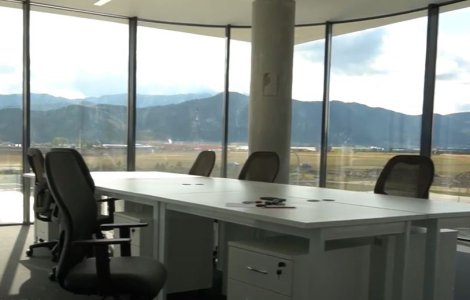 Mister la Brașov: Ferestrele unui centru de afaceri se sparg din senin