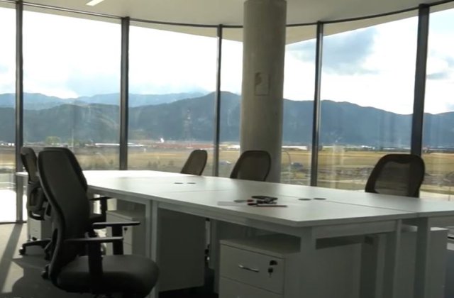 Mister la Brașov: Ferestrele unui centru de afaceri se sparg din senin  