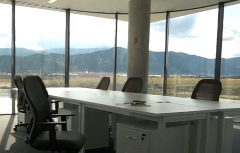 Mister la Brașov: Ferestrele unui centru de afaceri se sparg din senin