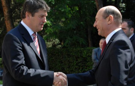 Basescu apara aromanii din Albania