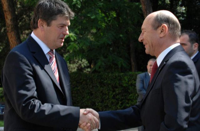 Basescu apara aromanii din Albania