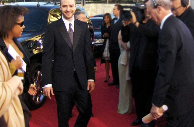 Justin Timberlake, backing vocal pentru Sheryl Crow