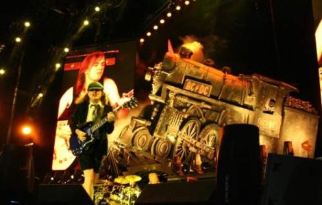 Pusa sub acuzare dupa ce a anuntat un fals concert AC/DC