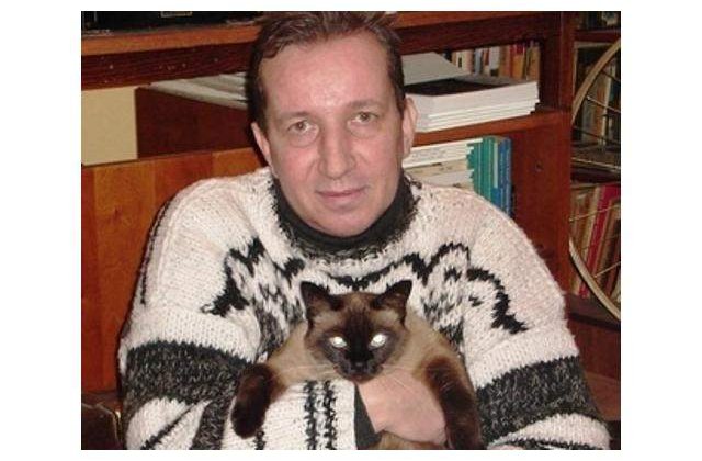 Trupul poetului Traian T. Cosovei, depus la capela cimitirului Bellu din Capitala