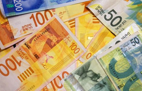 O bătrână a pus în microundă banii înmuiați în înălbitor. Îi era frică de COVID