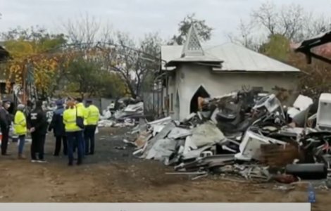 În București, ca-n Vestul Sălbatic. Mascații au descins peste localnicii din Sintești care au poluat Capitala; indivizii i-au atacat cu furcile pe comisarii de Mediu