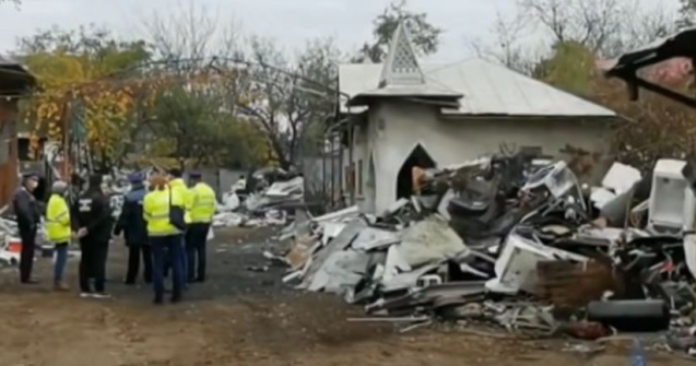 În București, ca-n Vestul Sălbatic. Mascații au descins peste localnicii din Sintești care au poluat Capitala; indivizii i-au atacat cu furcile pe comisarii de Mediu