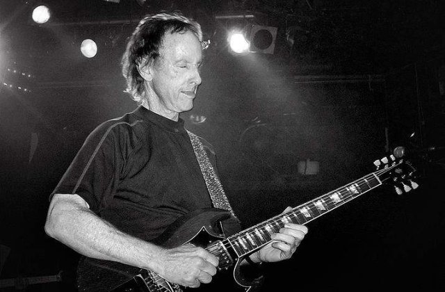 Chitaristul trupei The Doors va lansa un album solo