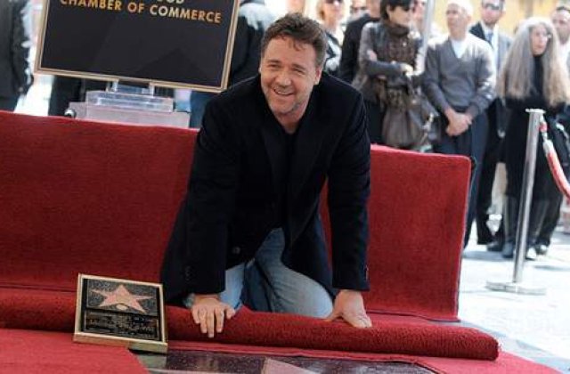 Russell Crowe a aflat de la radio ca a murit