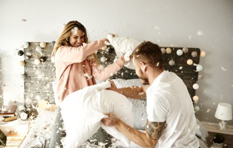 S-a înființat primul campionat de lupte cu pernele. Unde pot fi văzute meciurile