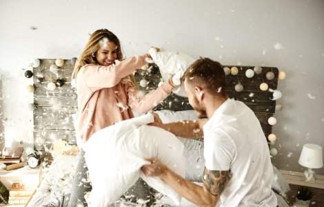 S-a înființat primul campionat de lupte cu pernele. Unde pot fi văzute meciurile