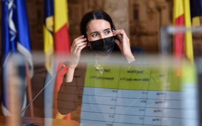 Clotilde Armand propune...