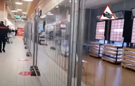 Nevaccinații, separați de vaccinați cu garduri metalice. Toți se întâlnesc printre raioane