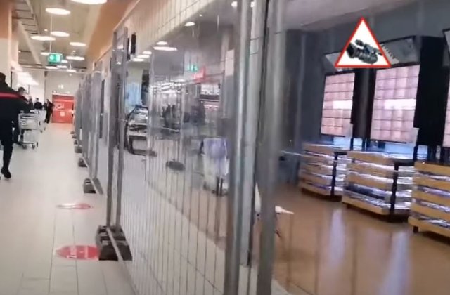 Nevaccinații, separați de vaccinați cu garduri metalice. Toți se întâlnesc printre raioane  