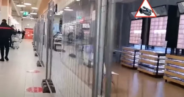 Nevaccinații, separați de vaccinați cu garduri metalice. Toți se întâlnesc printre raioane