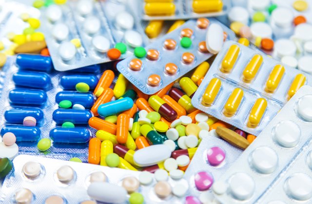 Polițiștii de frontieră din Siret au descoperit 7.000 de pastile antivirale ascunse în plafonul unui microbuz