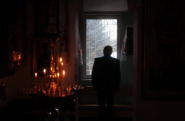 Preotul unei mănăstiri a fost condamnat la 16 ani de închisoare pentru abuz sexual. Bărbatul ar fi agresat-o pe fiica partenerei sale timp de trei ani  