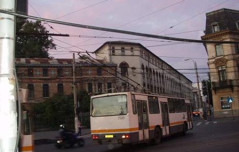 Canicula se muta in autobuz