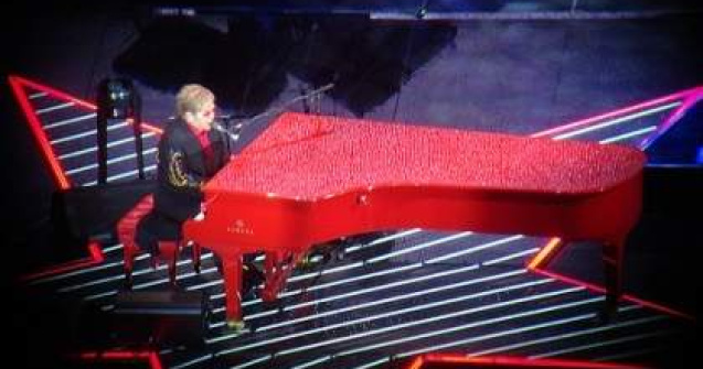  Video  Elton John, asteptat la Bucuresti de aproximativ 10.000 de fani