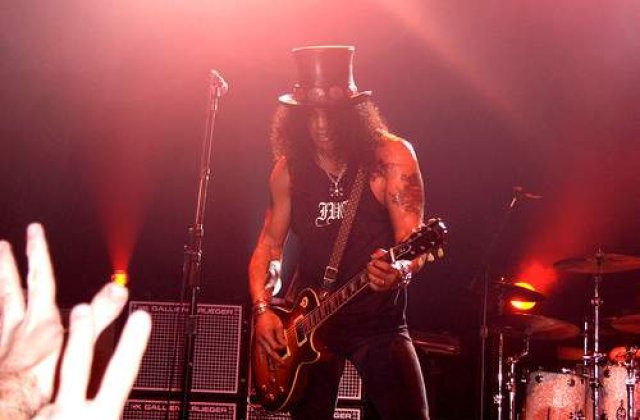 [VIDEO] Slash, atacat de un fan in timpul unui concert