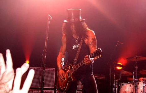  Video  Slash, atacat de un fan in timpul unui concert