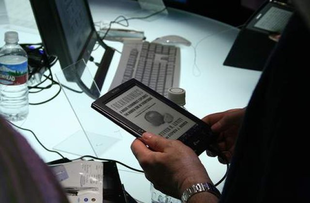Cati romani detin un e-reader?