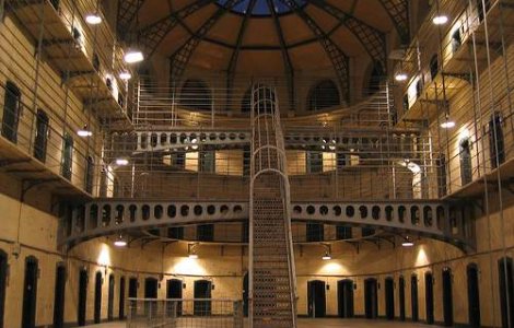 Marea Britanie: Un proxenet roman a primit 10 ani de inchisoare