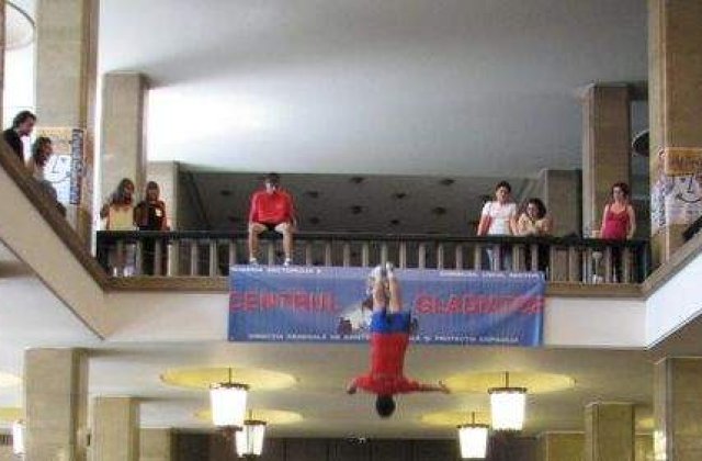 Cum ajutam micii "Gladiatori"?