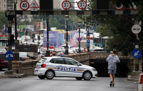 Cad bucăți din Pasajul Unirii din Capitală. Traficul rutier a fost restricționat