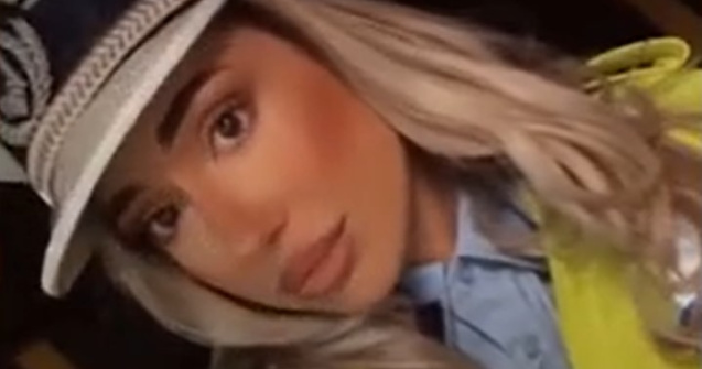 Tânără din Capitală, cercetată penal după ce s-a îmbrăcat în polițistă