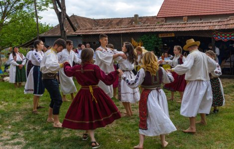 Peste 900.000 de români îşi sărbătoresc ziua numelui de Sfântului Andrei