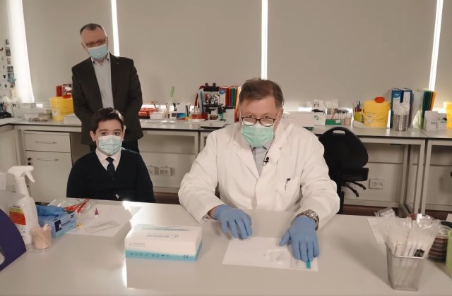 VIDEO Rafila și Cîmpeanu au lansat tutoriale video pentru utilizarea testelor rapide antigen pe bază de salivă în școli