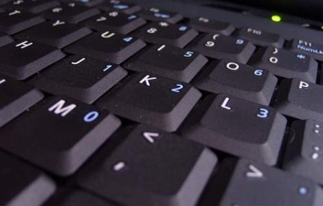 S-au sinucis cu ajutorul unui laptop