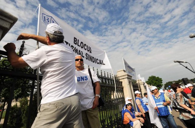 VIDEO: Palatul Parlamentului, luat cu asalt de protestatari