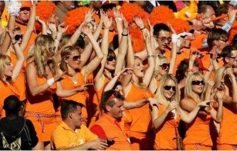 Date afara de pe stadion pentru ca erau imbracate in portocaliu