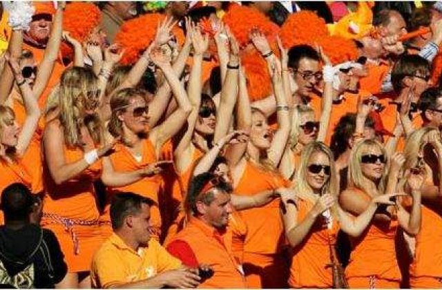 Date afara de pe stadion pentru ca erau imbracate in portocaliu