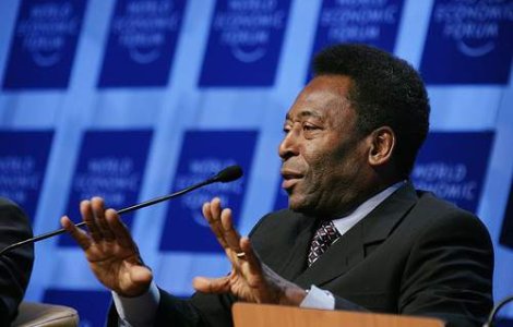 Pele il ataca pe Maradona