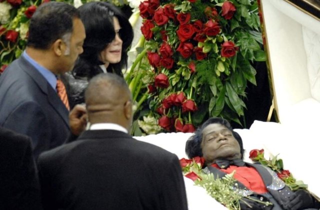 Top 10 cele mai ciudate inmormantari de vedete