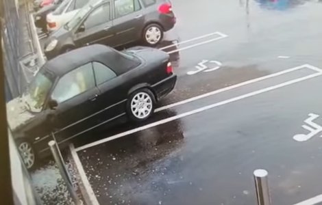 VIDEO O femeie a intrat cu mașina în geamul unui supermarket din Hunedoara