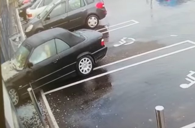 VIDEO O femeie a intrat cu mașina &icirc;n geamul unui supermarket din Hunedoara &icirc;n timp ce &icirc;ncerca să iasă din parcare