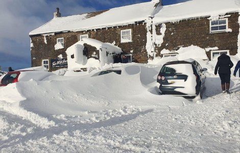 Zeci de persoane au rămas blocate timp de 3 zile întru-un pub din Anglia