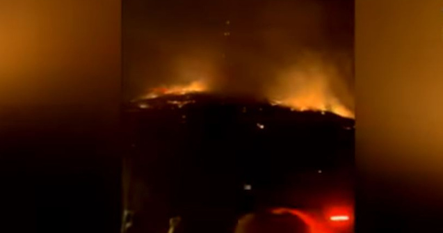 VIDEO „Toată pârtia a luat foc!”. Muntele Pietricica s-a aprins ca o torță, în miez de noapte. Autoritățile suspectează o mână criminală