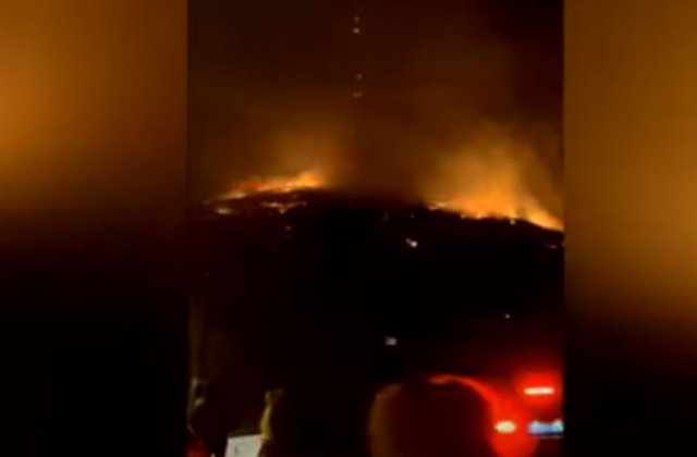VIDEO „Toată pârtia a luat foc!”. Muntele Pietricica s-a aprins ca o torță, în miez de noapte. Autoritățile suspectează o mână criminală  