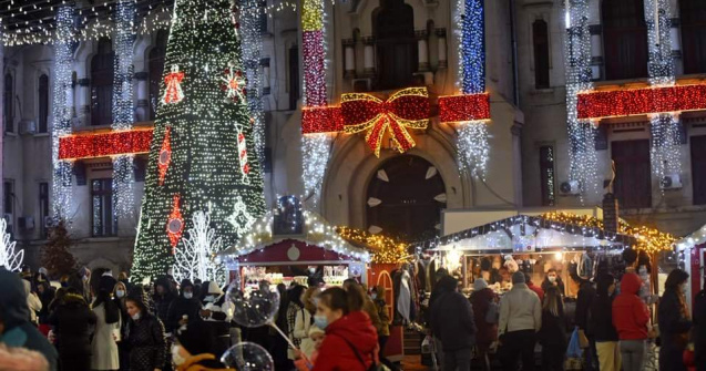 „Lumi magice” la Craiova. Beculețele festive s-au aprins în oraș, iar căsuțele de poveste vă așteaptă cu bunătăți